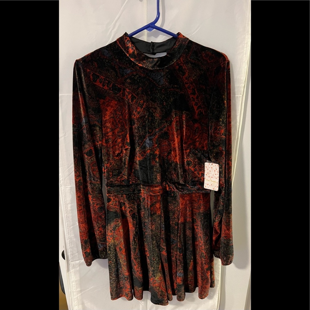 Free People* NWT “Onyx” velvet like romper with beautiful back detail, Size 10